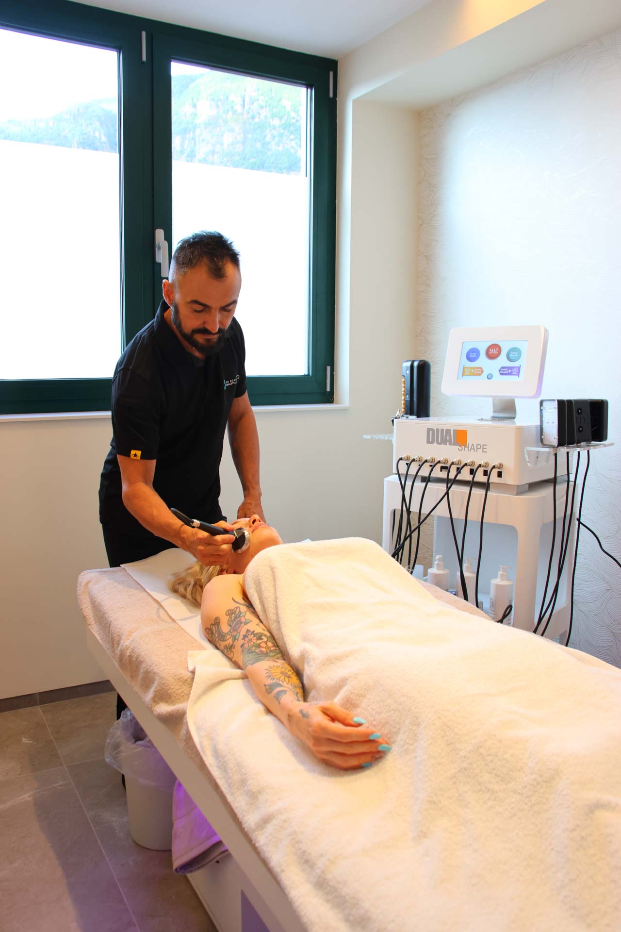 Trattamento di estetica avanzata donna sdraiata sul lettino per un trattamento di estetica avanzata al viso