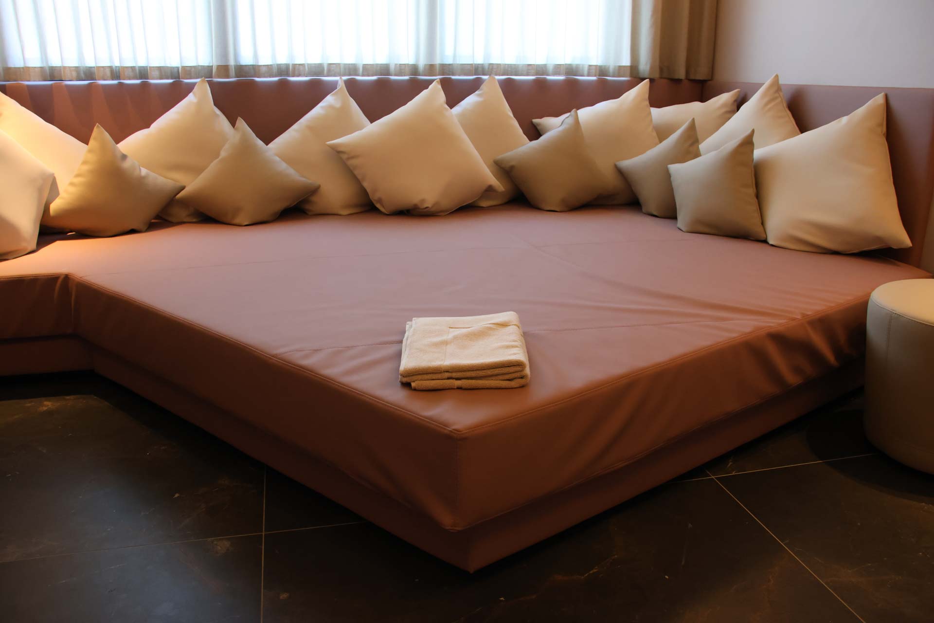 Lettone relax della Private SPA lettone con cuscini per il rilassamento