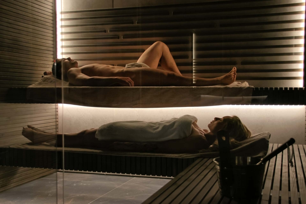 Relax di coppia nel bagno turco uomo e donna sdraiati all'interno del bagno turco